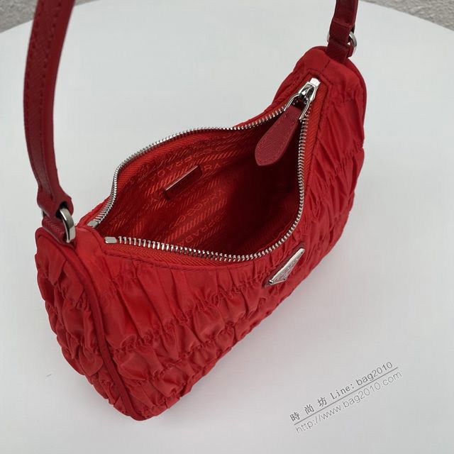 prada女包 普拉達2020專櫃最新款 1NE204 Prada nylon 皺褶Hobo手拎包 Prada復古風腋下包  pyd2305
